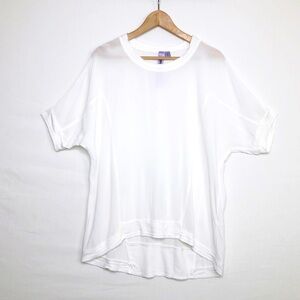 Wilt White scoop, neck high, low hem top